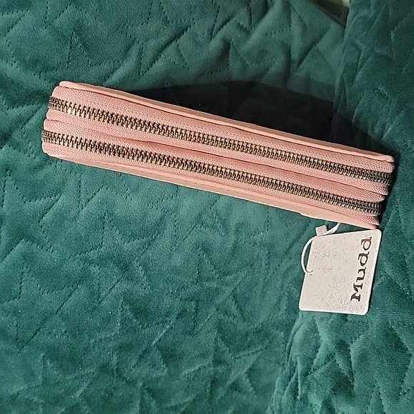 Mudd Mudd...purse👛 very elegant hands with double cream color zipper... - Picture 3 of 12